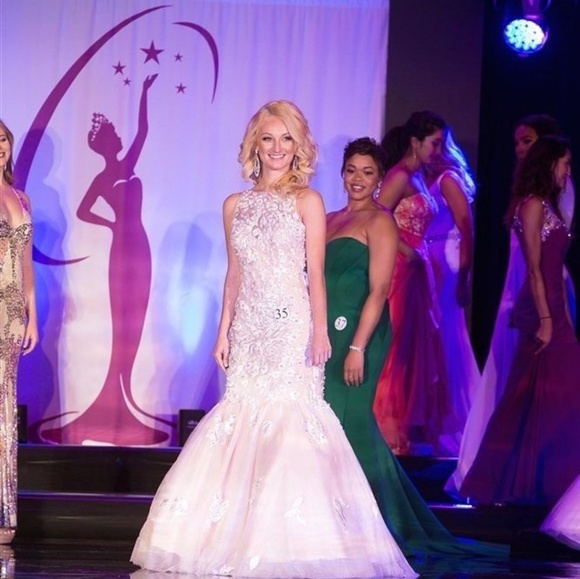 Wedding/Pageant - Picture 3 of 4